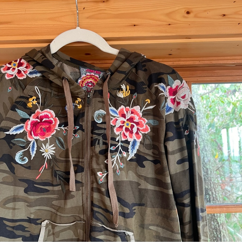 JOHNNY WAS JWLA CAMO ZIP UP